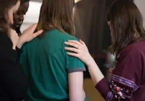 Stalking-il-fenomeno-storia-caratteristiche-vittime-molestie-donne-amiche-in-gruppo-magazine-ilbiondino.org-ProsMedia-Agenzia-CorteMedia--8