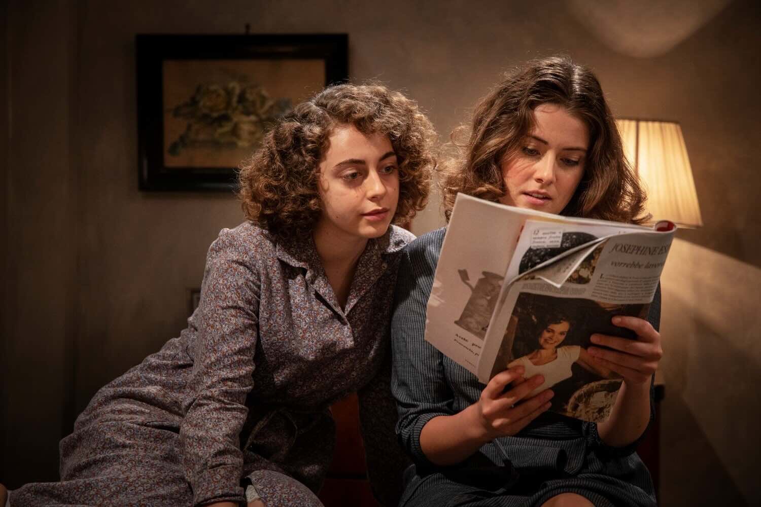 Scena del film "Finalmente l'alba" con Mimosa e la sorella